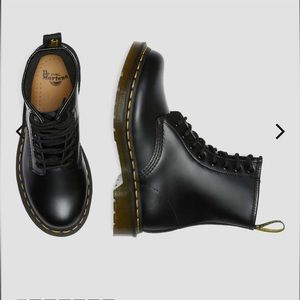Dr Martens 1460 Women’s Smooth Leather Lace up Boots